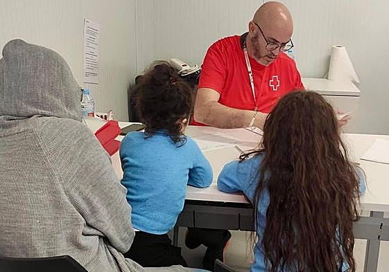 El personal de Cruz Roja realizando la atención.