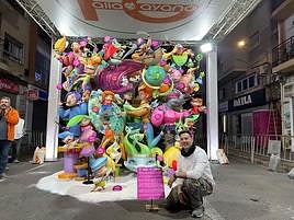 Pertusa junto al monumento infantil.