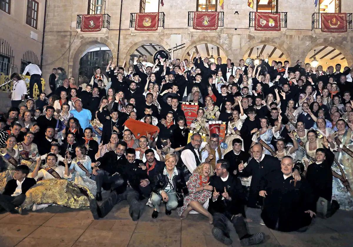 Los falleros del distrito Centro al acabar la entrega de premios.