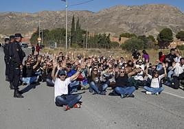 Los trabajadores de Fontcalent, en la carretera del acceso al centro.