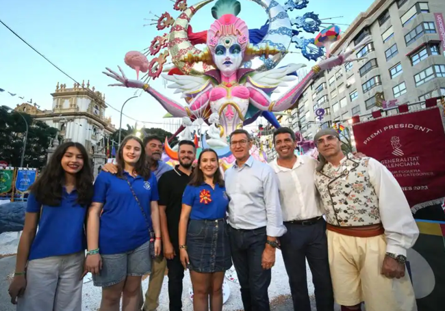 Feijóo durante sus visita en las pasadas Hogueras.