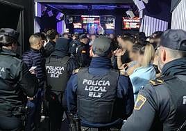 Agentes de policía accediendo a un local de ocio.