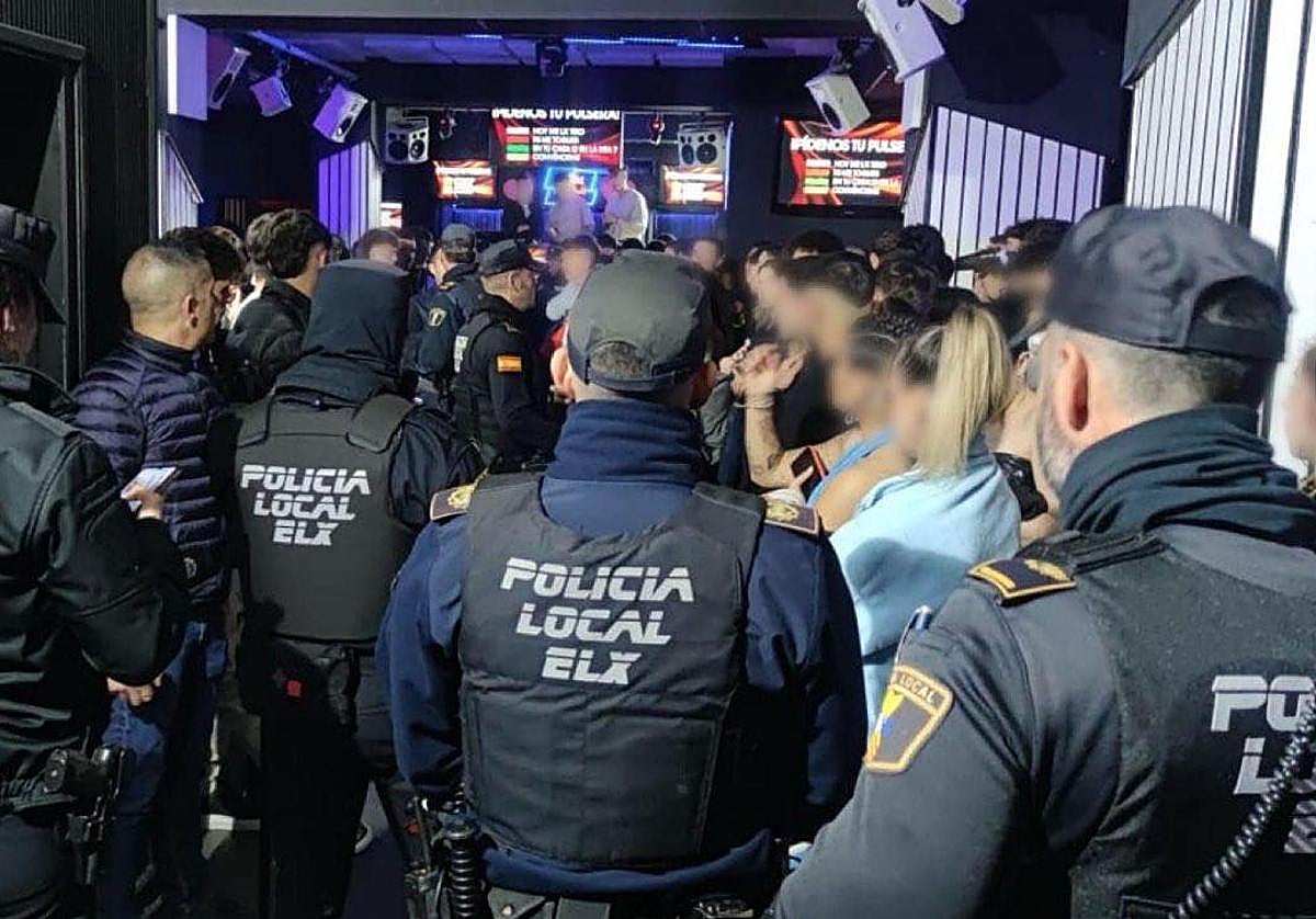 Agentes de policía accediendo a un local de ocio.