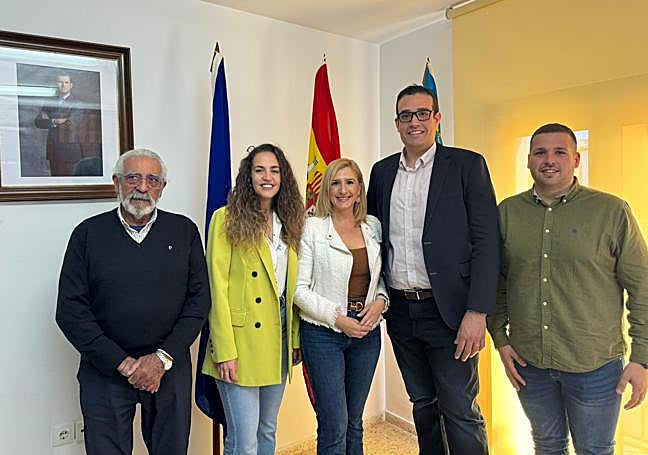 Pradas, en el centro de la imagen, junto a miembros de la corporación municipal de Benimarfull.