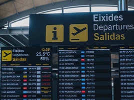 Panel de vuelos en el aeropuerto de Alicante-Elche.