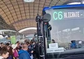 Parada de autobús en el aeropuerto de Alicante.