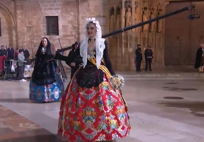 Belén Mora Rosado en la segunda jornada de la ofrenda de las Fallas.