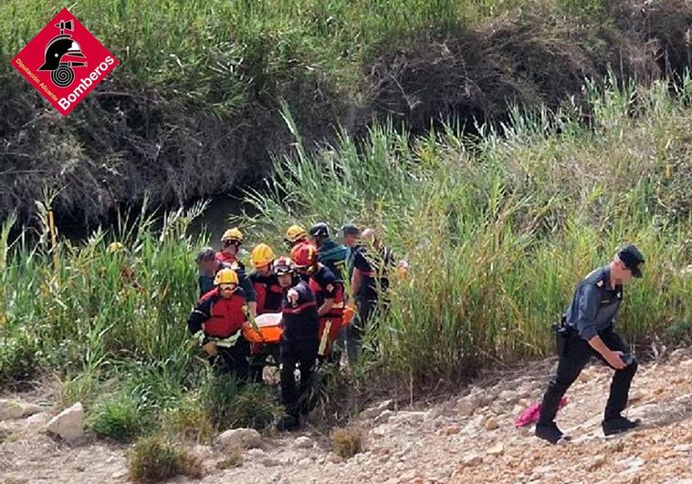 Los bomberos durante las actuaciones de búsqueda.