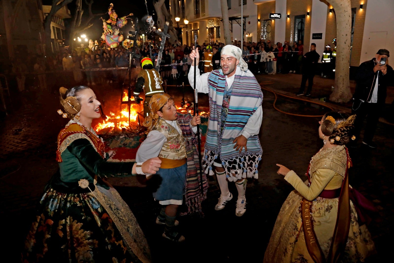 Dénia resplandece en la cremà de las Fallas