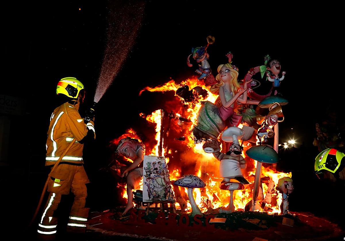 Dénia resplandece en la cremà de las Fallas
