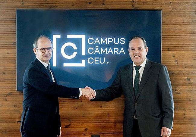 El presidente Carlos Bano y el rector Higinio Marín tras la firma de la alianza