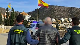 Los agentes de la Guardia Civil con el fugitivo.