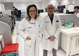 Maria Salinas, jefa laboratorio y Mauricio Mínguez, reumatólogo Sant Joan en laboratorio.