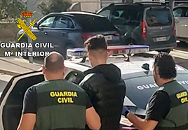 La Guardia Civil durante la detención de uno de los sospechosos.