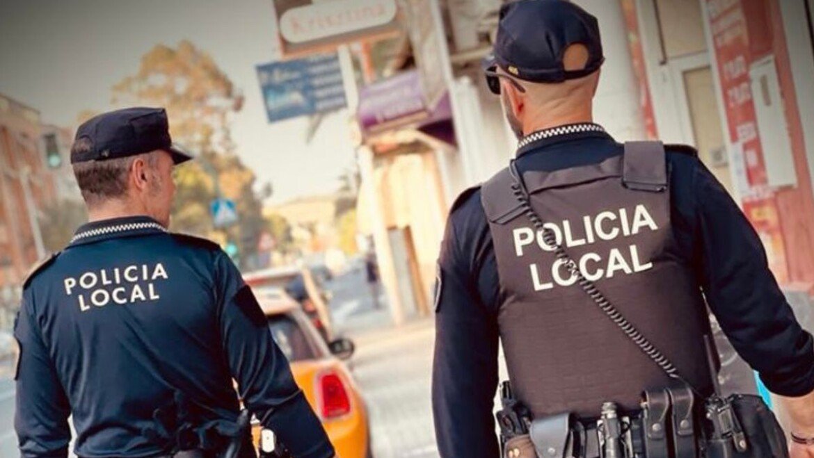 Dos agentes de la Policía Local de Elche durante una patrulla.