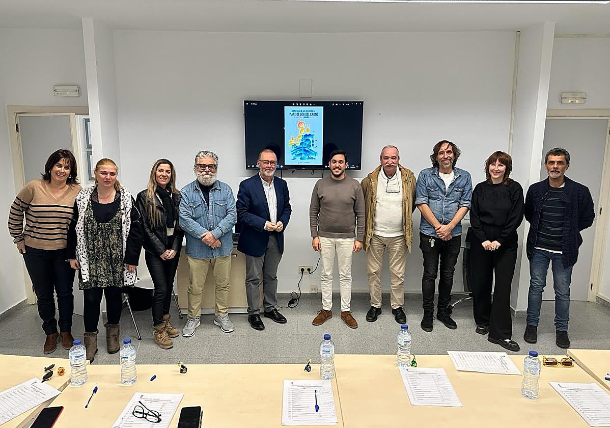 El jurado calificador y el artista posan ante el cartel que anunciará las fiestas campelleras.