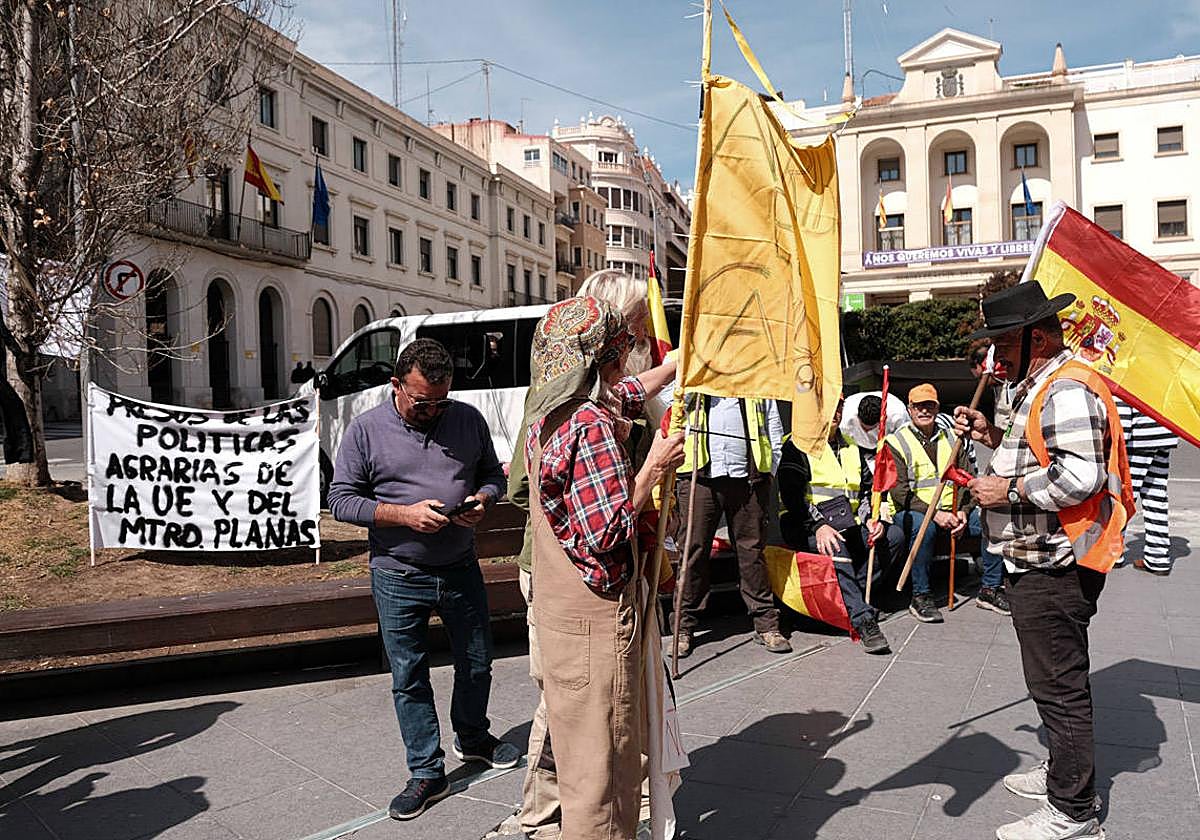 Agricultores protestando frente a la Subdelegación del Gobierno.