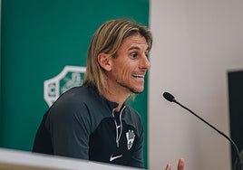 Sebastián Beccacece, durante una rueda de prensa en el Martínez Valero.