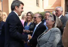 El presidente de la Generalitat, Carlos Mazón, saluda a los regantes alicantinos presentes en la reunión de Fecoreva en Castellón.