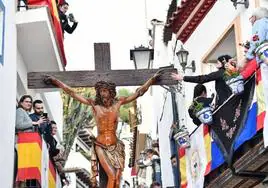 El Cristo de la Fe 'El Gitano' desciende por las calles del barrio de Santa Cruz de Alicante.