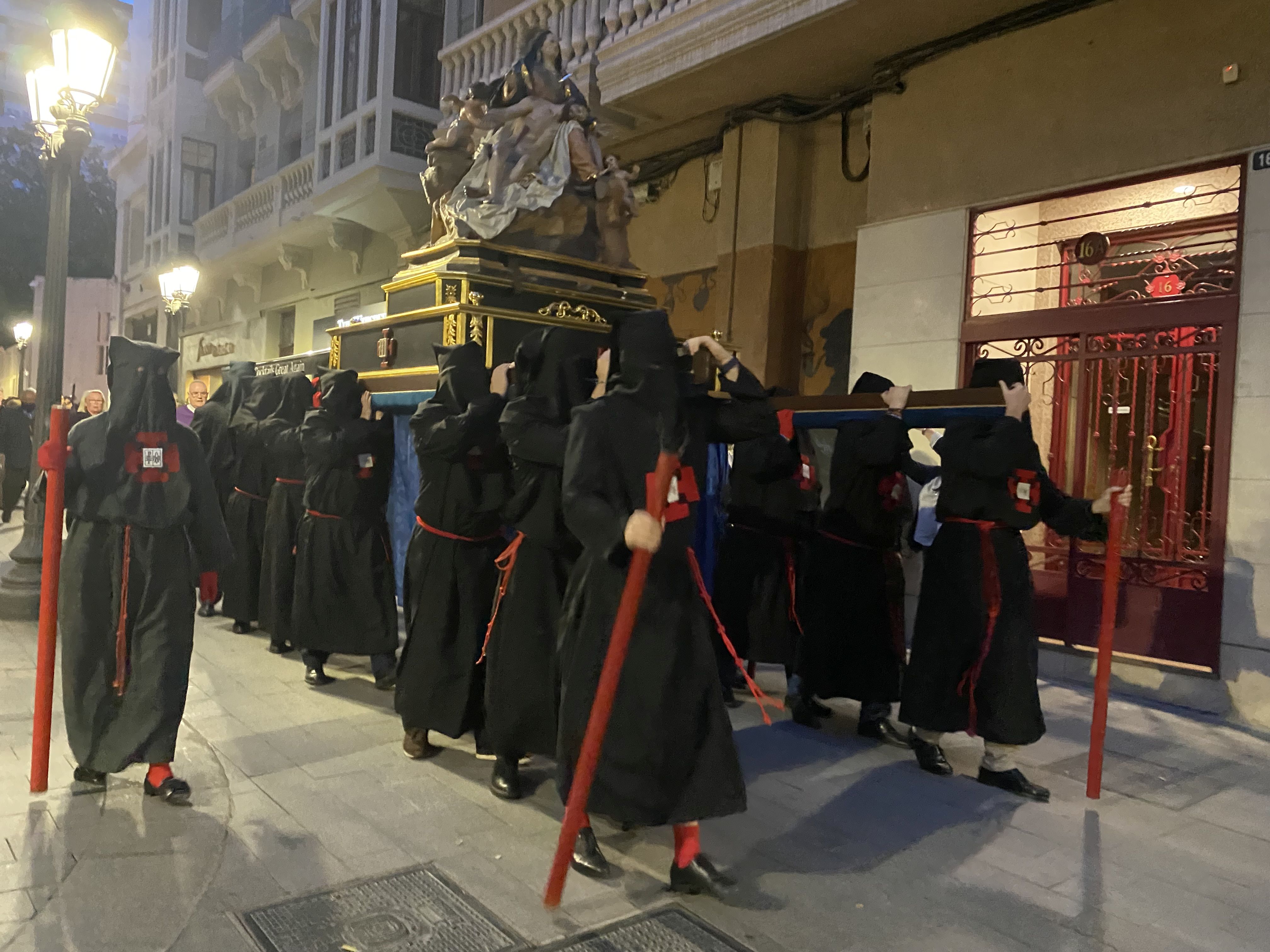 La Virgen de las Angustias, a su paso por la calle Bailén.