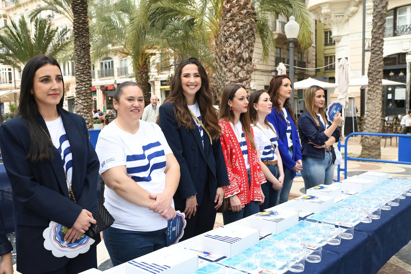 Las candidatas a Bellea del Foc realizan una cata de aguas a ciegas