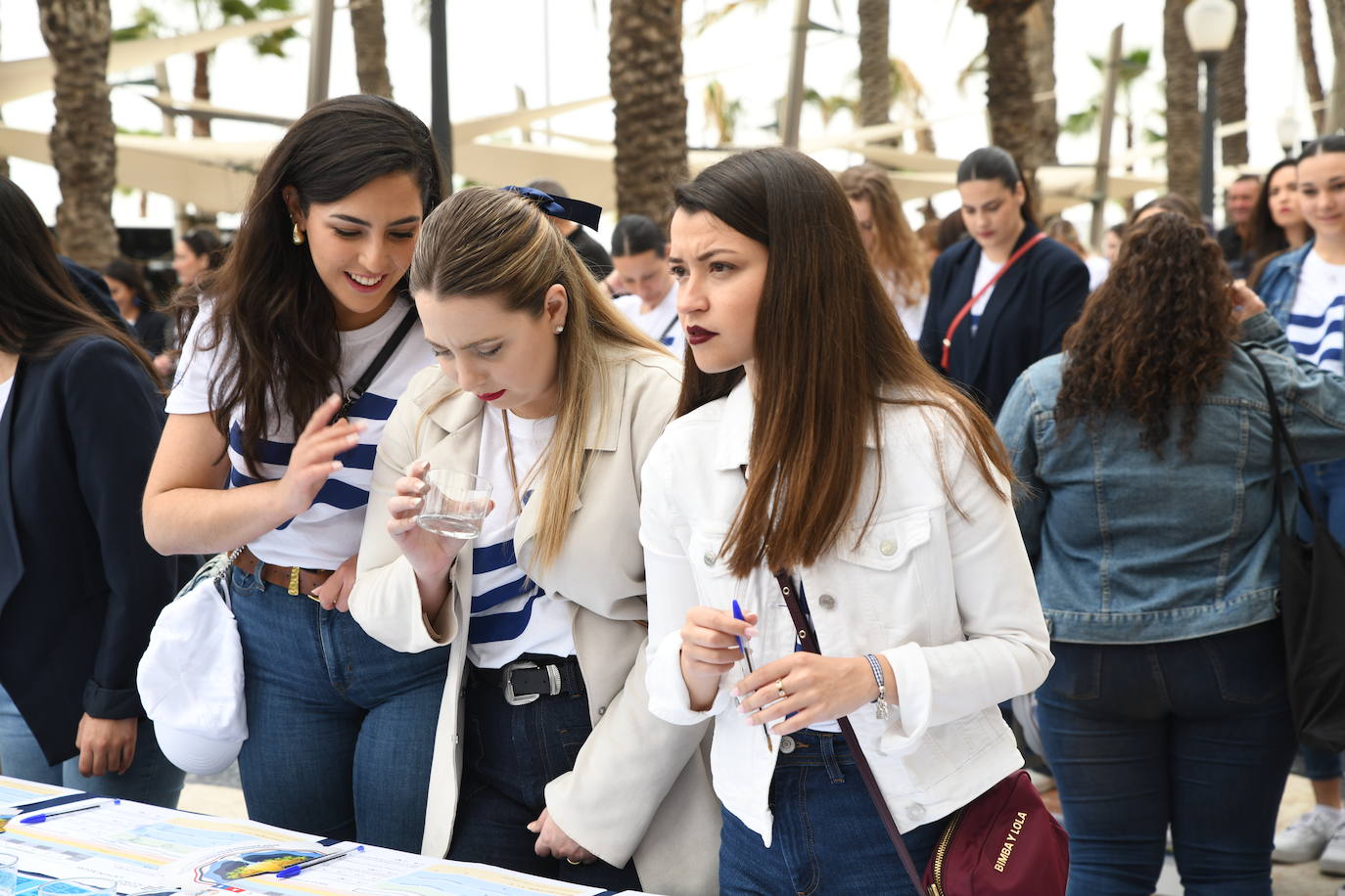 Las candidatas a Bellea del Foc realizan una cata de aguas a ciegas