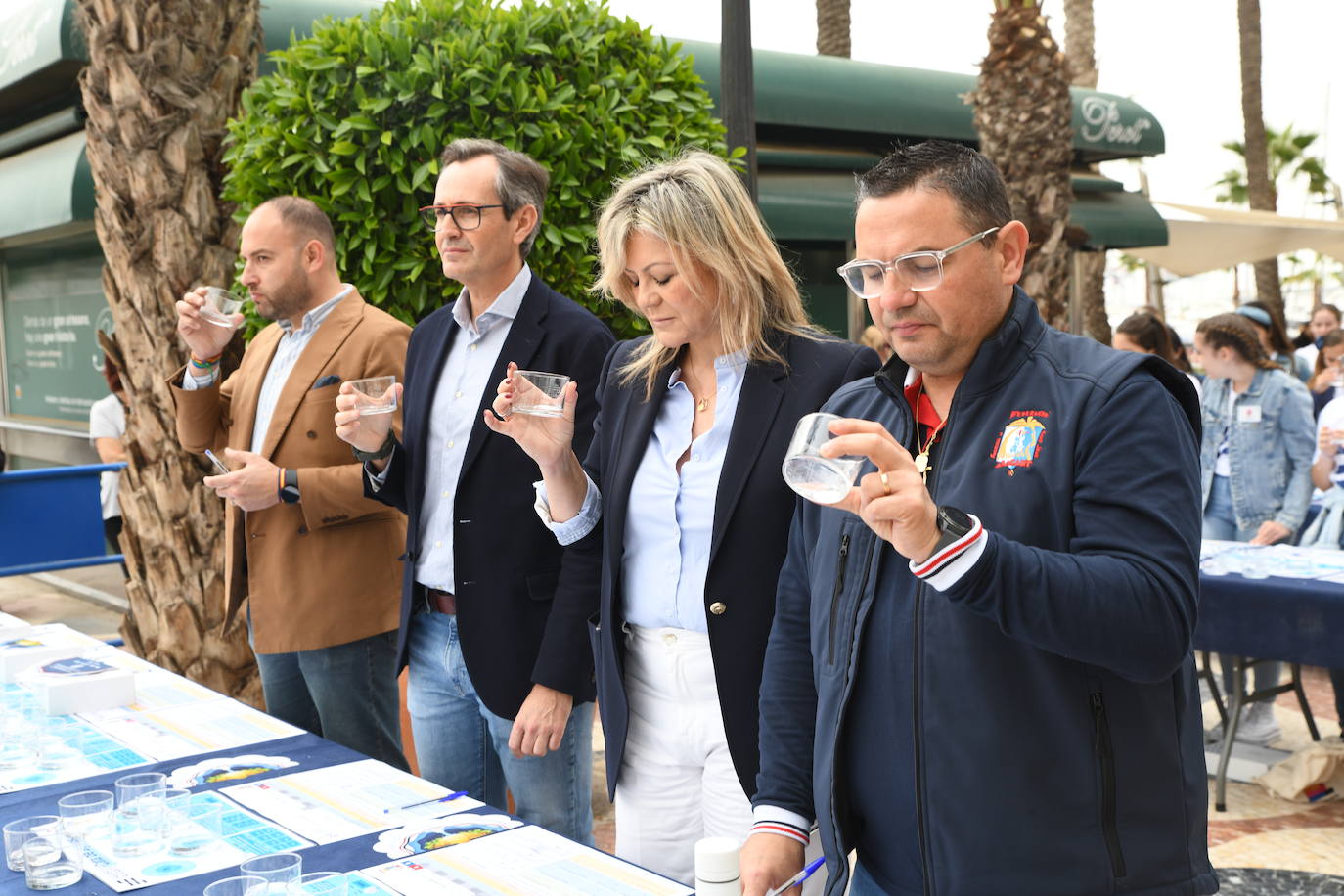 Las candidatas a Bellea del Foc realizan una cata de aguas a ciegas