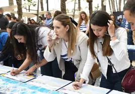 Las candidatas a Bellea del Foc realizan una cata de aguas a ciegas