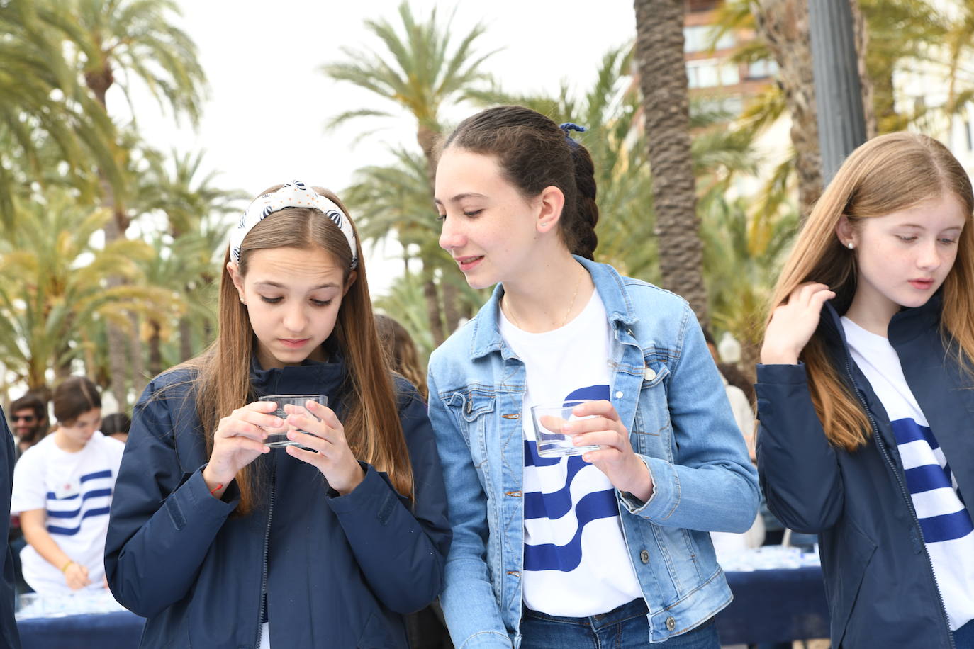 Las candidatas a Bellea del Foc realizan una cata de aguas a ciegas