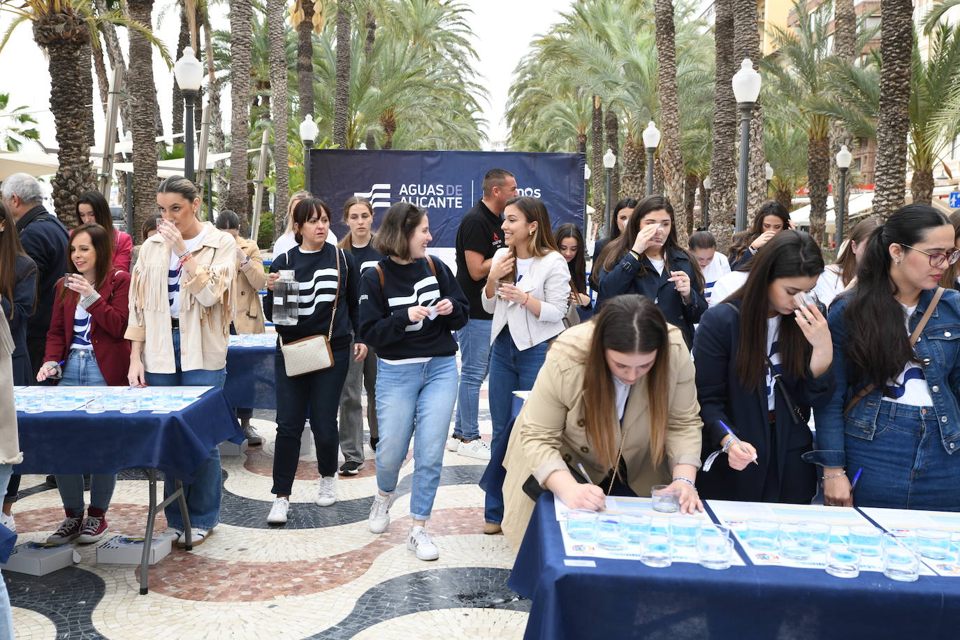 Las candidatas a Bellea del Foc realizan una cata de aguas a ciegas