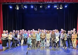 Leonardo Padura posa con varios asistentes de la charla en el auditorio Pedro Vaello.