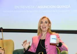 Asunción Quinzá con su taza de Todo Alicante.