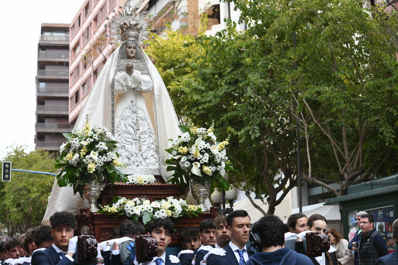 Palmas, ramas de olivo y los primeros pasos abren la carrera oficial de la Semana Santa alicantina