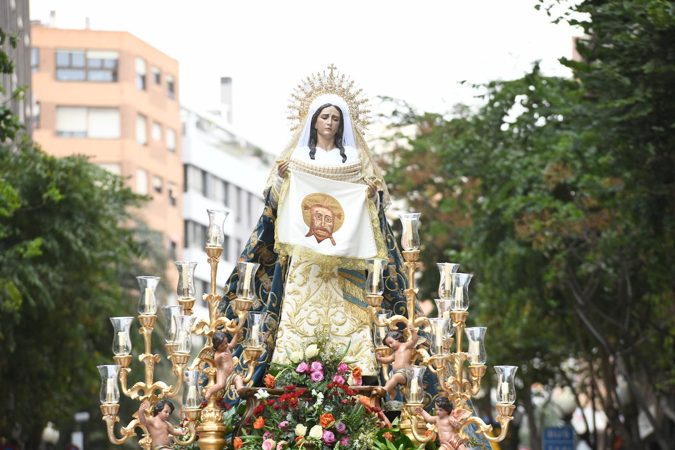 Palmas, ramas de olivo y los primeros pasos abren la carrera oficial de la Semana Santa alicantina