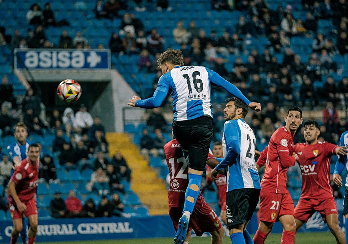 Imagen principal - Imágenes del empate del Hércules esta tarde en casa ante el Terrassa.
