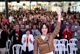 Diana Morant alza la mano tras darse a conocer los resultados de la votación.