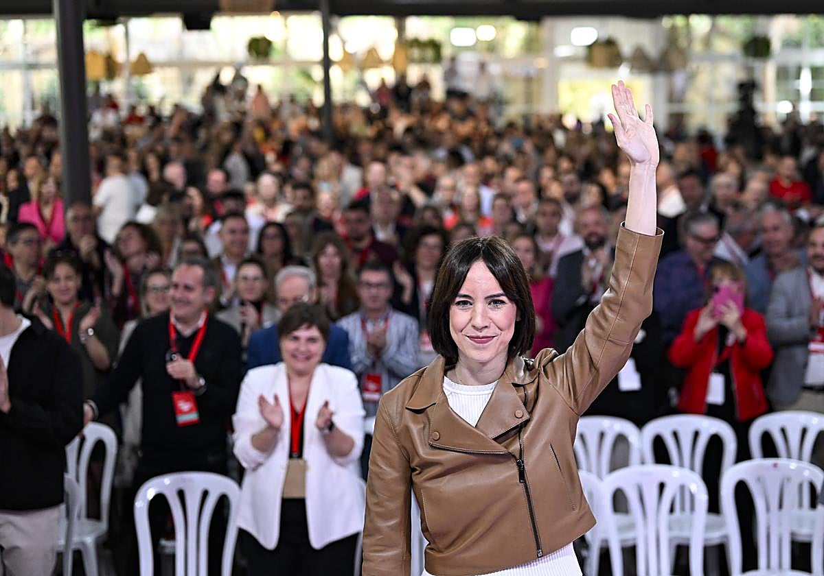 Diana Morant alza la mano tras darse a conocer los resultados de la votación.