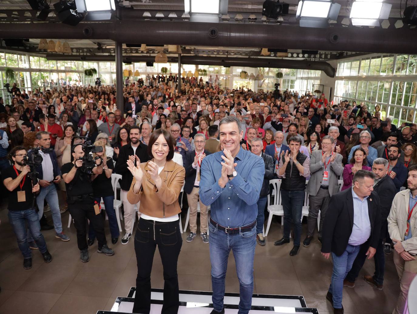 Diana Morant y Pedro Sánchez saludan desde el escenario en Benicàssim.