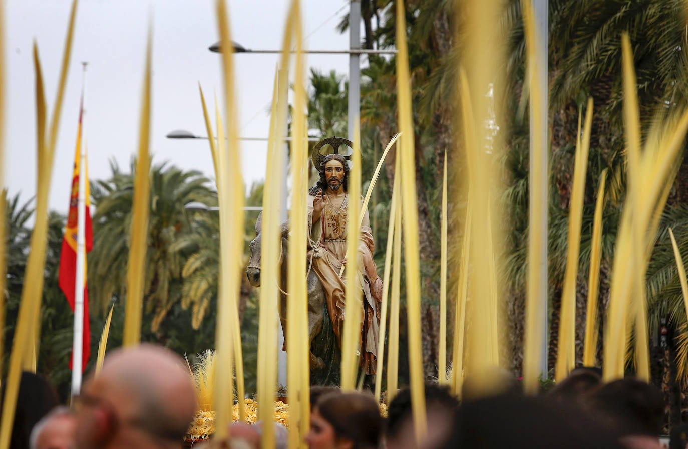 Imagen secundaria 1 - Distintos momentos de la procesión. 