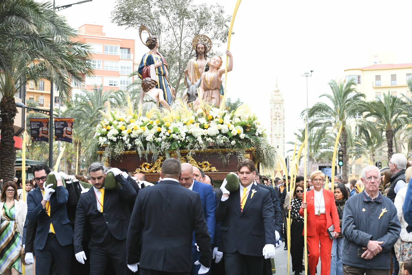 Imagen principal - La lluvia irrumpe en Alicante y las procesiones se refugian en los templos