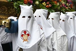 Tres hermandades han procesionado por la mañana hasta la Rambla.