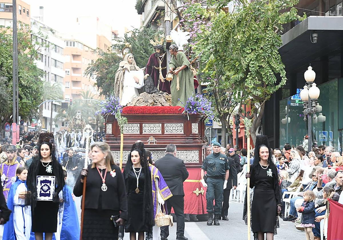 Palmas, ramas de olivo y los primeros pasos abren la carrera oficial de la Semana Santa alicantina