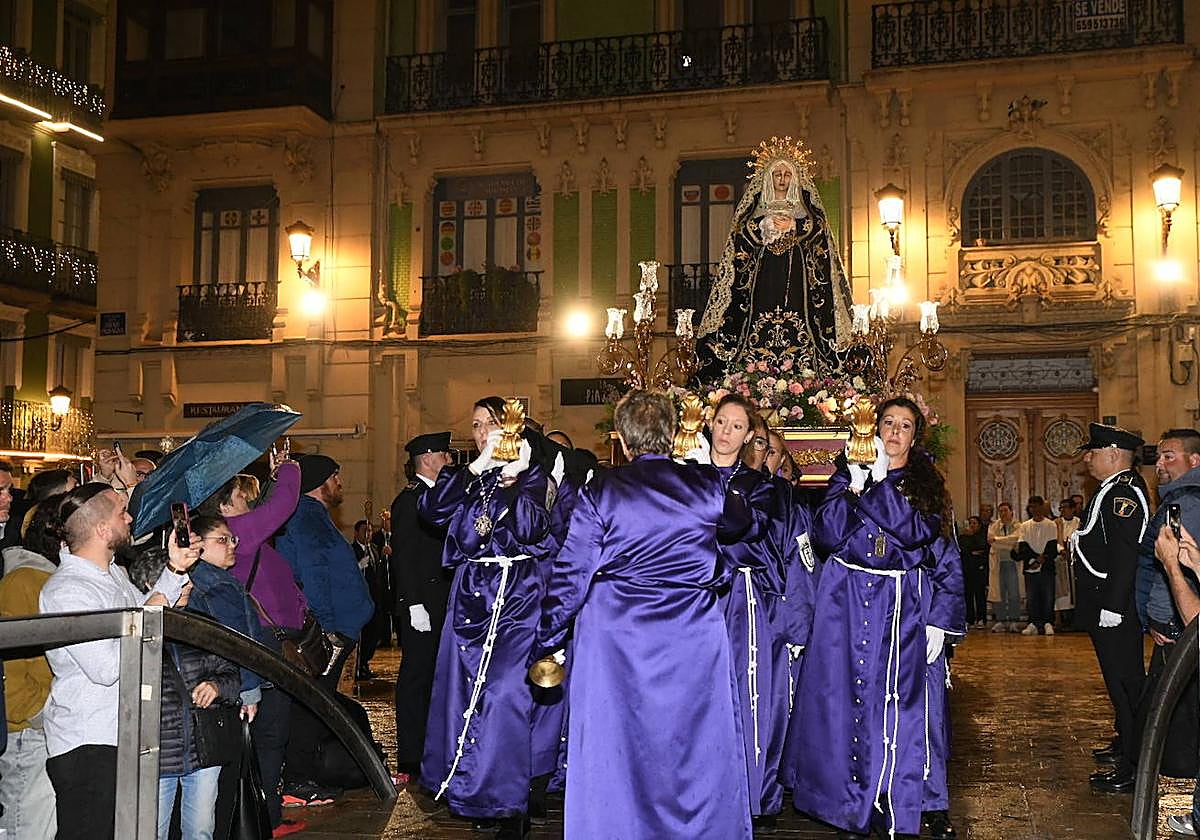 La tarde del domingo los pasos se refugieron en los templos más cercanos ante la aparición de lluvia.