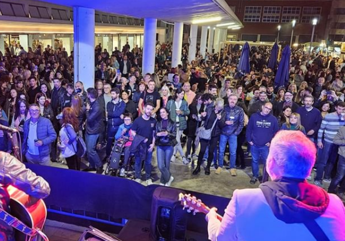 Un instante del concierto que se realizó en la plaza Séneca.