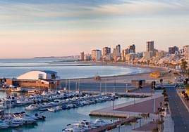 Imagen panorámica de la playa de El Campello.