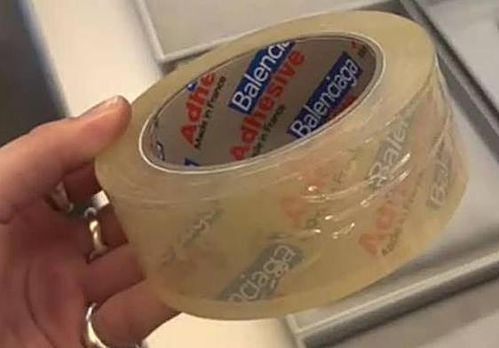 Balenciaga Adhesive, el nuevo producto de Balenciaga