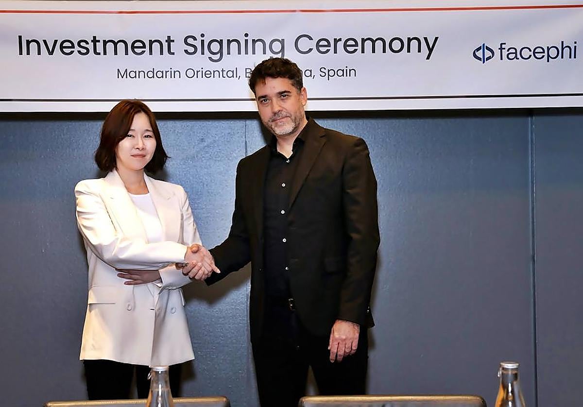 Escenificación del acuerdo entre Facephi y Hancom, con intervención directa del CEO de la firma alicantina, Javier Mira.