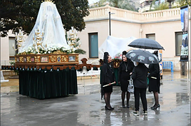 Un plástico protege a la Virgen de la lluvia este lunes.