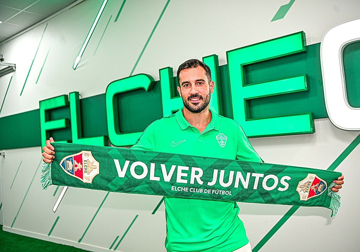 Mario Gaspar posa con una bufanda franjiverde.